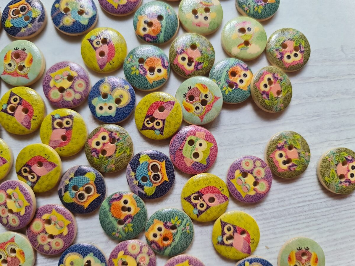 Koka pogas, krāsainas ar dzīvnieku attēliem uz tām