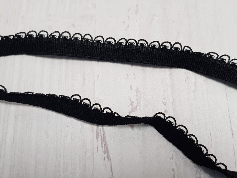 Melna ar 2 smalkām rišām, šaura, elastīga gumija