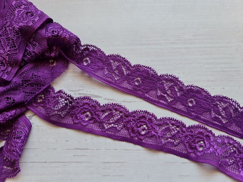 Violetas mežģīnes ar mazo rozīti